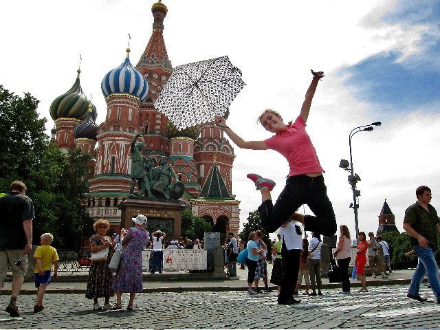 Russian trip. Веселые туристы в Москве. Москва веселая. Радостная Москва. Прыгает на красной площади.